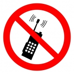 Запрещается пользоваться мобильным телефоном или рацией
